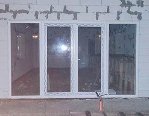 Двустворчатая входная пластиковая дверь со стеклом WDS, два окна в пол
