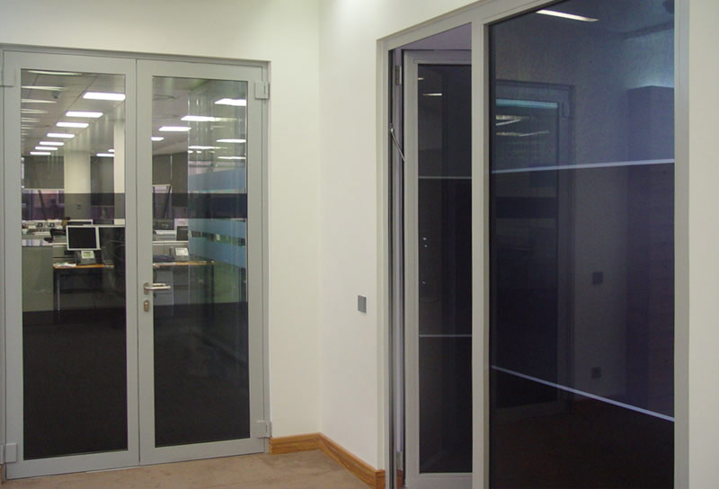 Межкомнатные алюминиевые двери для офиса в Днепре фото