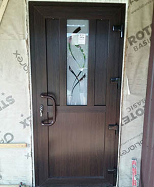 Входная пластиковая дверь Rehau со стеклом в частный дом, цвет коричневый, Днепр