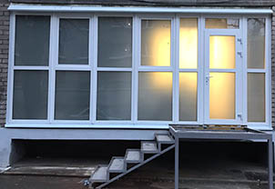 Входные металлопластиковые двери Rehau со стеклом, Днепр