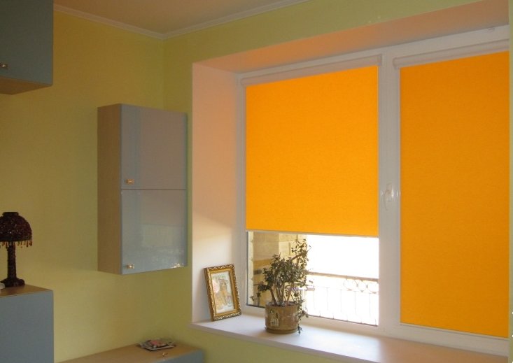 Яркие желтые рулонные шторы на кухне