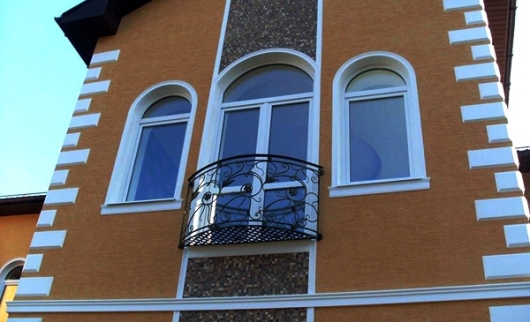 Белые арочные пластиковые двери и окна