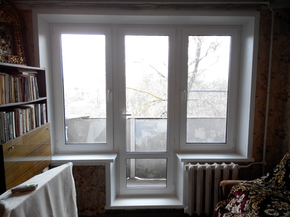Балконный блок чебурашка, двери плюс два окна, внизу стеклопакет