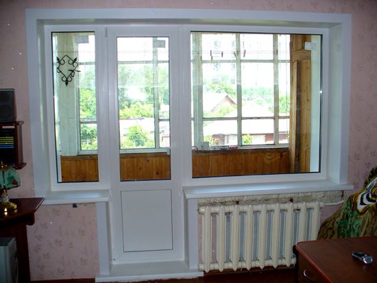 Балконный блок чебурашка, двери плюс два окна, внизу сэндвич-панель