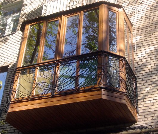 Французский балкон - деревянное остекление