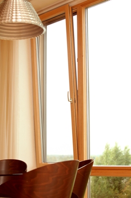 Деревянные окна с герметичным стеклопакетом, с открытой створкой