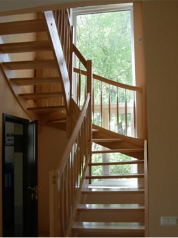 Металлопластиковые окна для лестниц в частном доме
