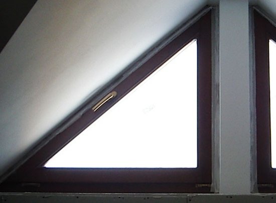 Треугольное окно ПВХ, ламинированное