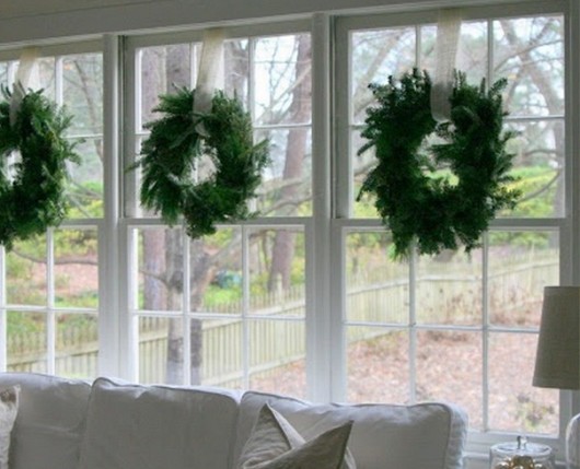 Украшение пластиковых окон к Новому году и Рождеству венками из ели, сосны